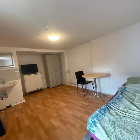 Einfache Schlafmoeglichkeit Mit Gemeinschaftskueche Und Bad *