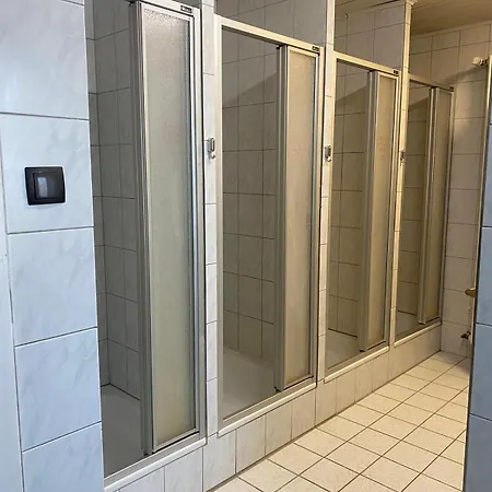Einfache Schlafmoeglichkeit Mit Gemeinschaftskueche Und Bad *